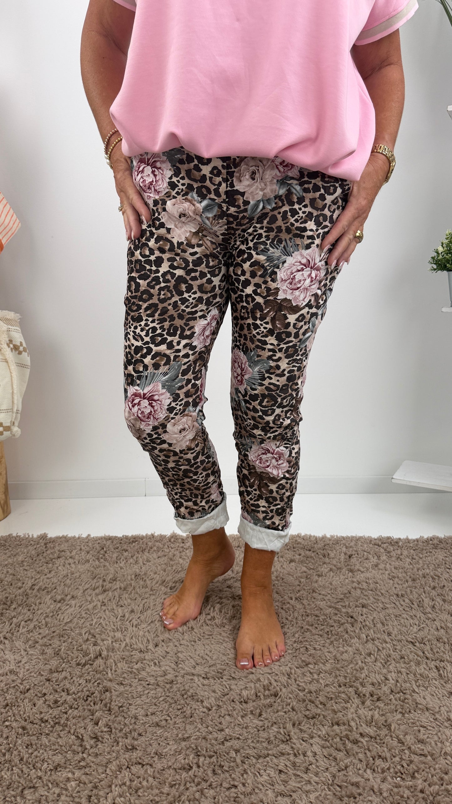 Joggpant in Leo mit Blumenprint