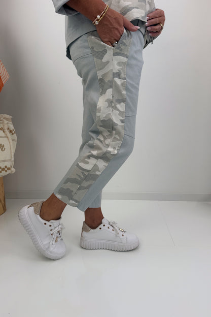 Trendige Camouflage Hose in Hellgrau (38-44)