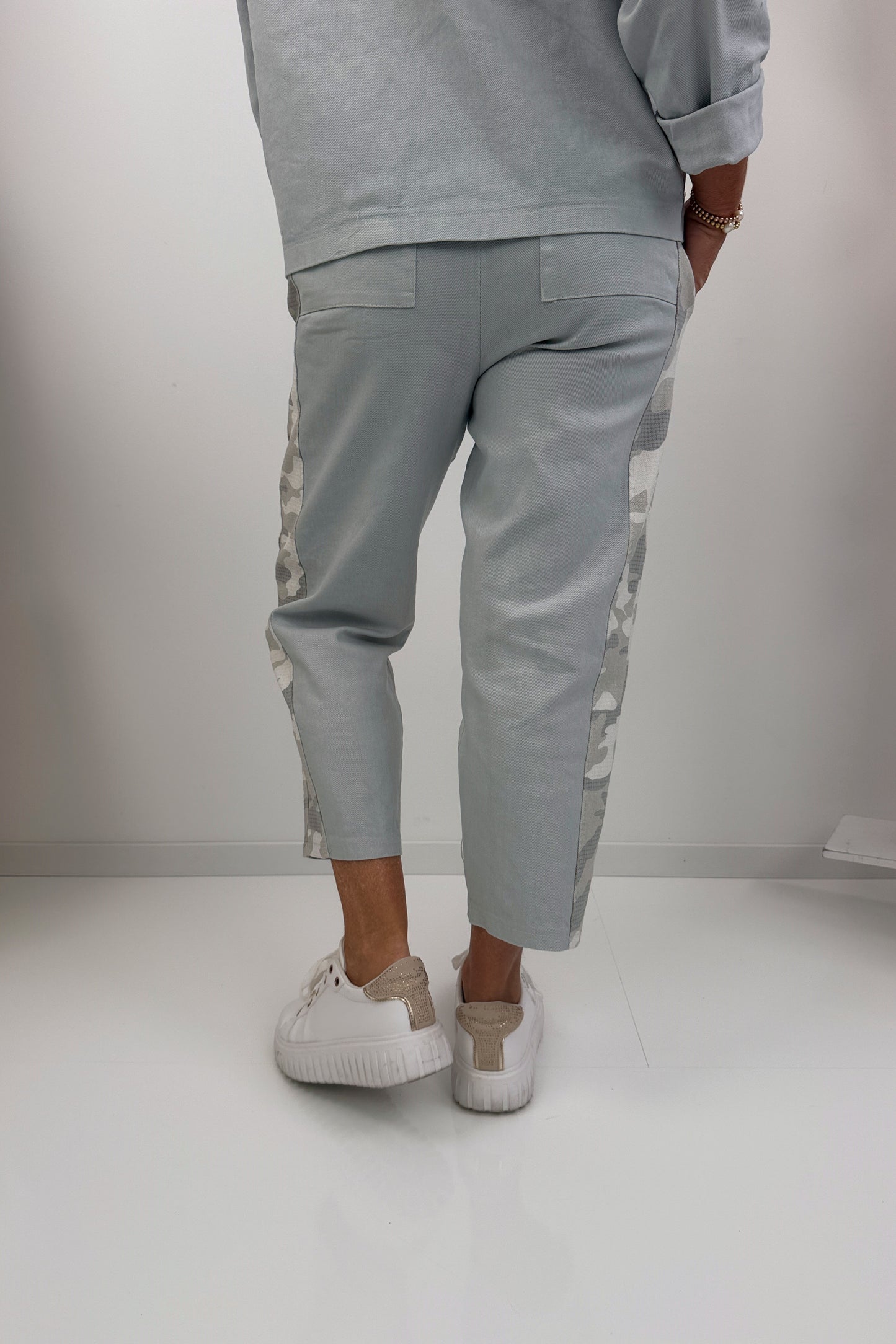 Trendige Camouflage Hose in Hellgrau (38-44)