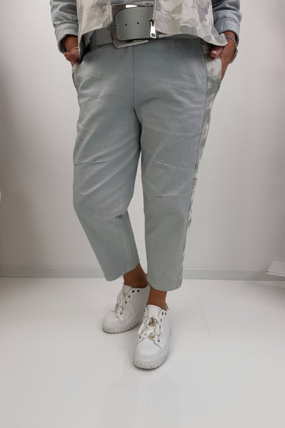 Trendige Camouflage Hose in Hellgrau (38-44)