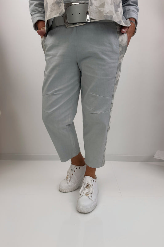 Trendige Camouflage Hose in Hellgrau (38-44)