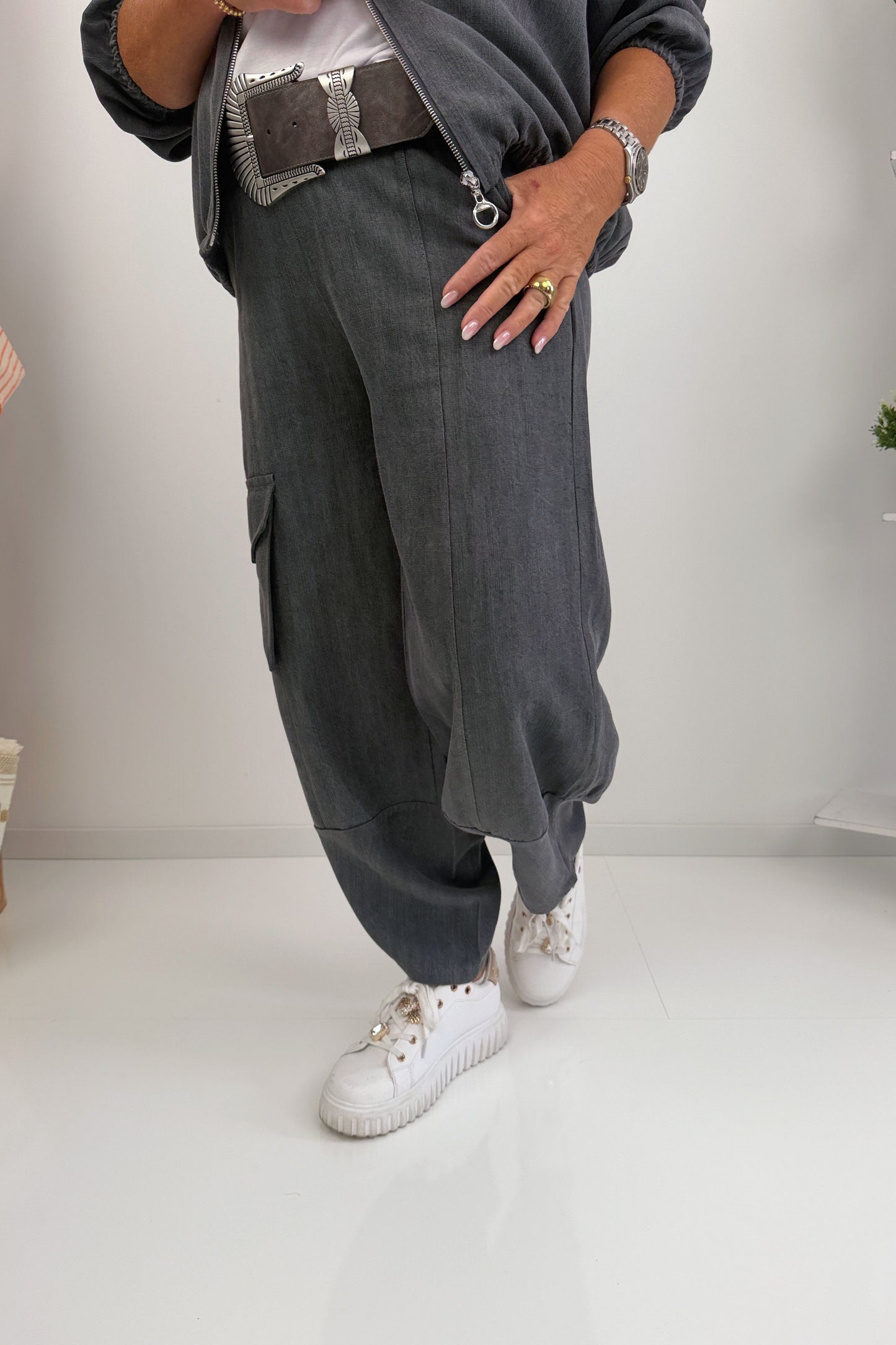Moderne Hose in Grau (38-42)