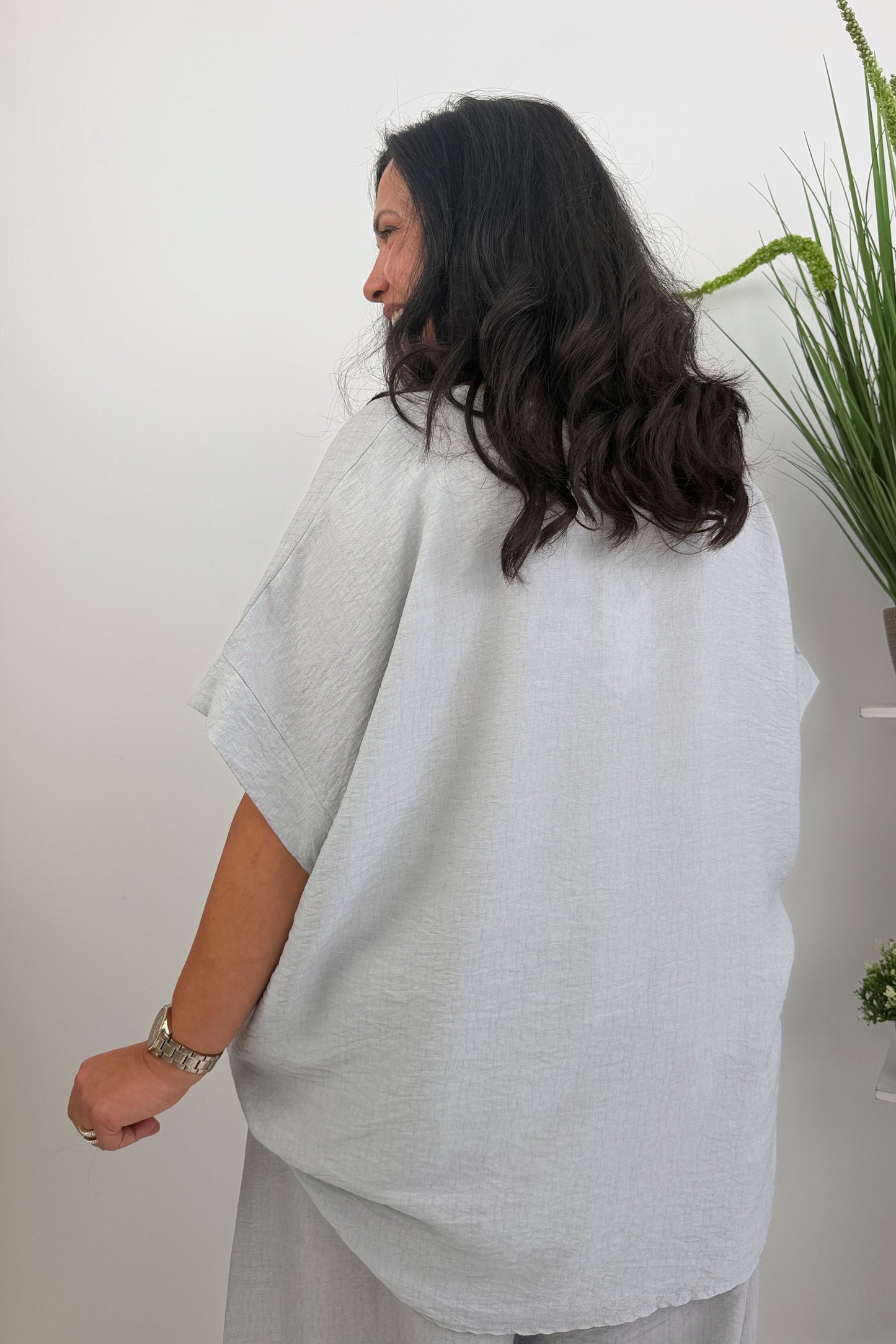 Elegantes Blusenshirt in Grau (42-48) LIEFERDATUM: Ca. 04.08.2026