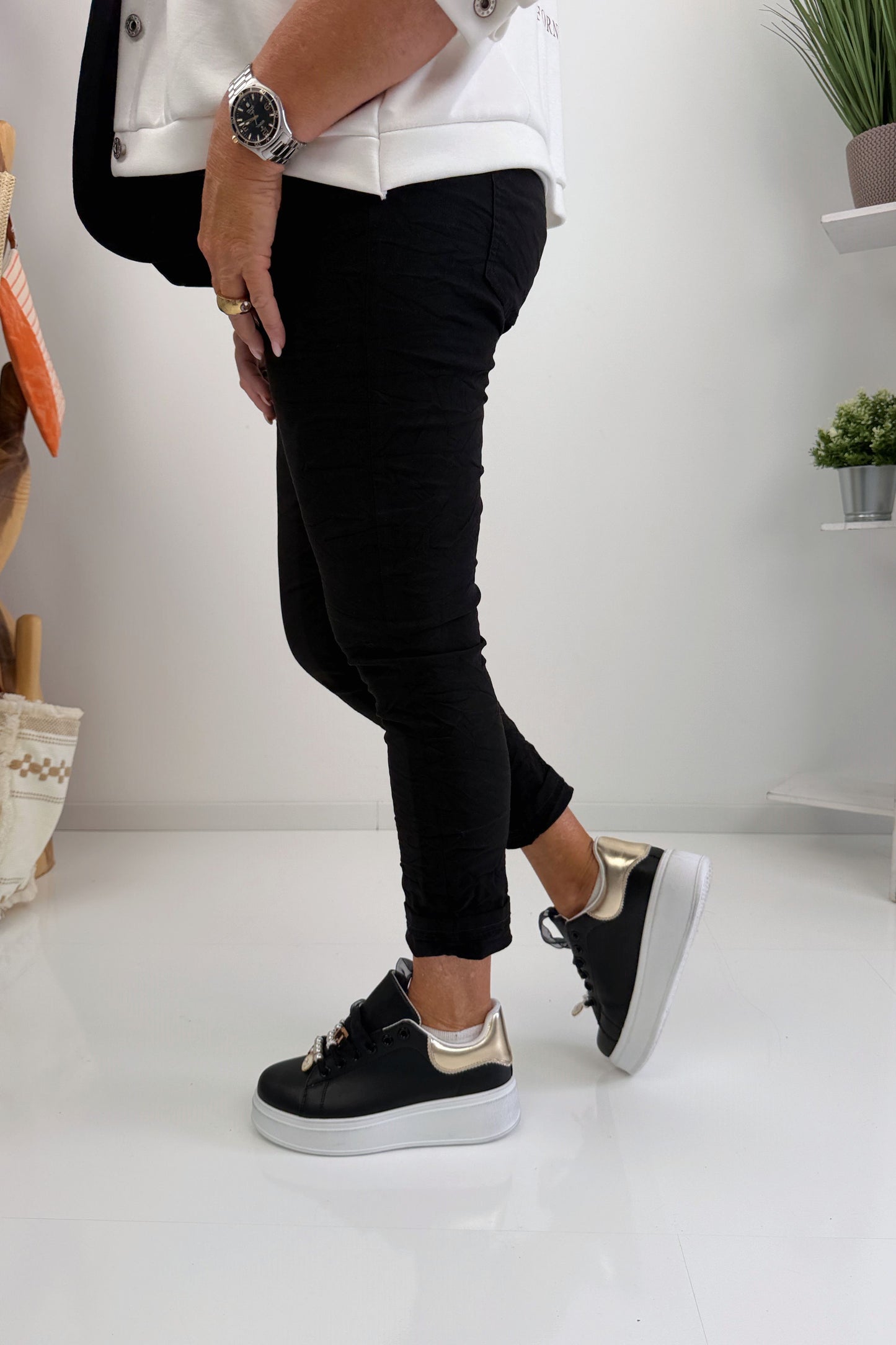 Bequeme Joggpant in Schwarz (38-42/44)
