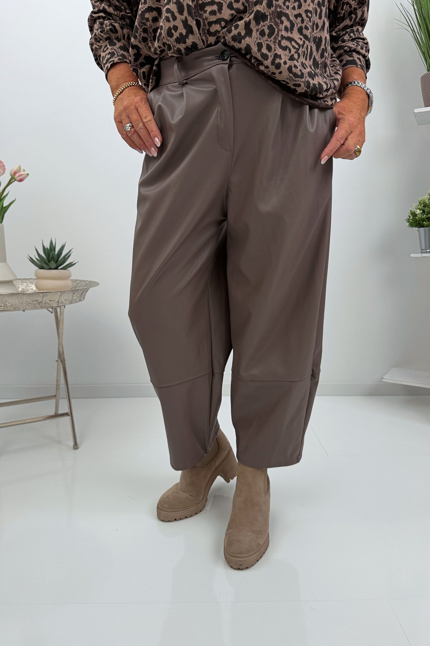 Kunstleder-Hose in elegantem Taupe (38-42) - LIEFERDATUM 10.08.26