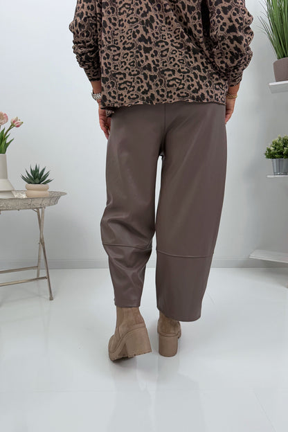 Kunstleder-Hose in elegantem Taupe (38-42) - LIEFERDATUM 10.08.26