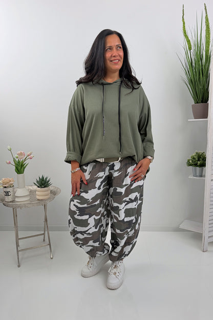 Stylische Hose im trendigen Khaki-Camouflage-Design (42-46/48)