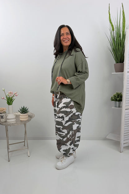 Stylische Hose im trendigen Khaki-Camouflage-Design (42-46/48)