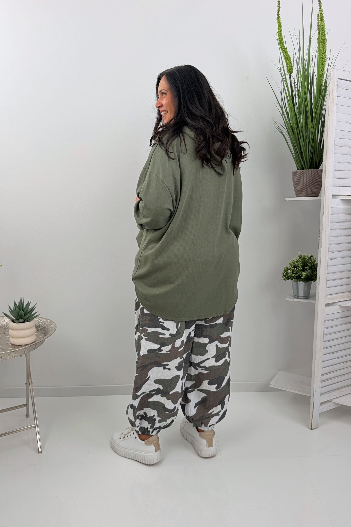Stylische Hose im trendigen Khaki-Camouflage-Design (42-46/48)