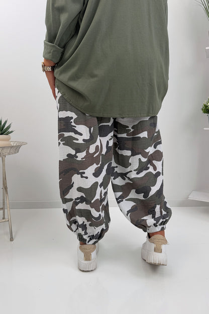 Stylische Hose im trendigen Khaki-Camouflage-Design (42-46/48)