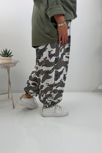 Stylische Hose im trendigen Khaki-Camouflage-Design (42-46/48)