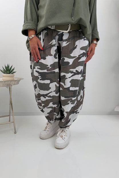 Stylische Hose im trendigen Khaki-Camouflage-Design (42-46/48)