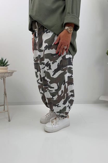 Stylische Hose im trendigen Khaki-Camouflage-Design (42-46/48)