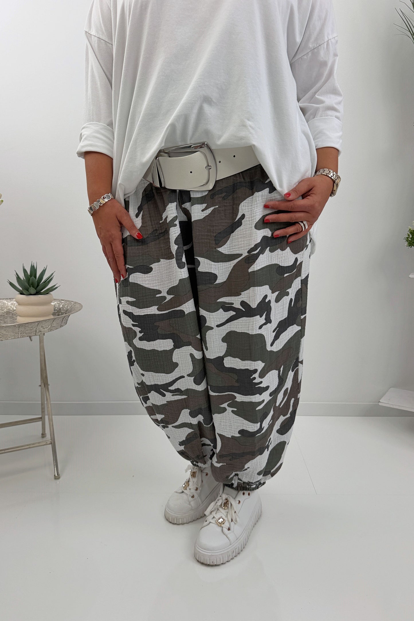 Stylische Hose im trendigen Khaki-Camouflage-Design (42-46/48)