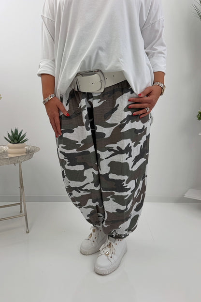 Stylische Hose im trendigen Khaki-Camouflage-Design (42-46/48)