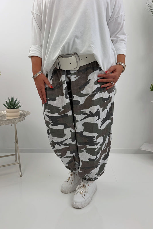 Stylische Hose im trendigen Khaki-Camouflage-Design (42-46/48)