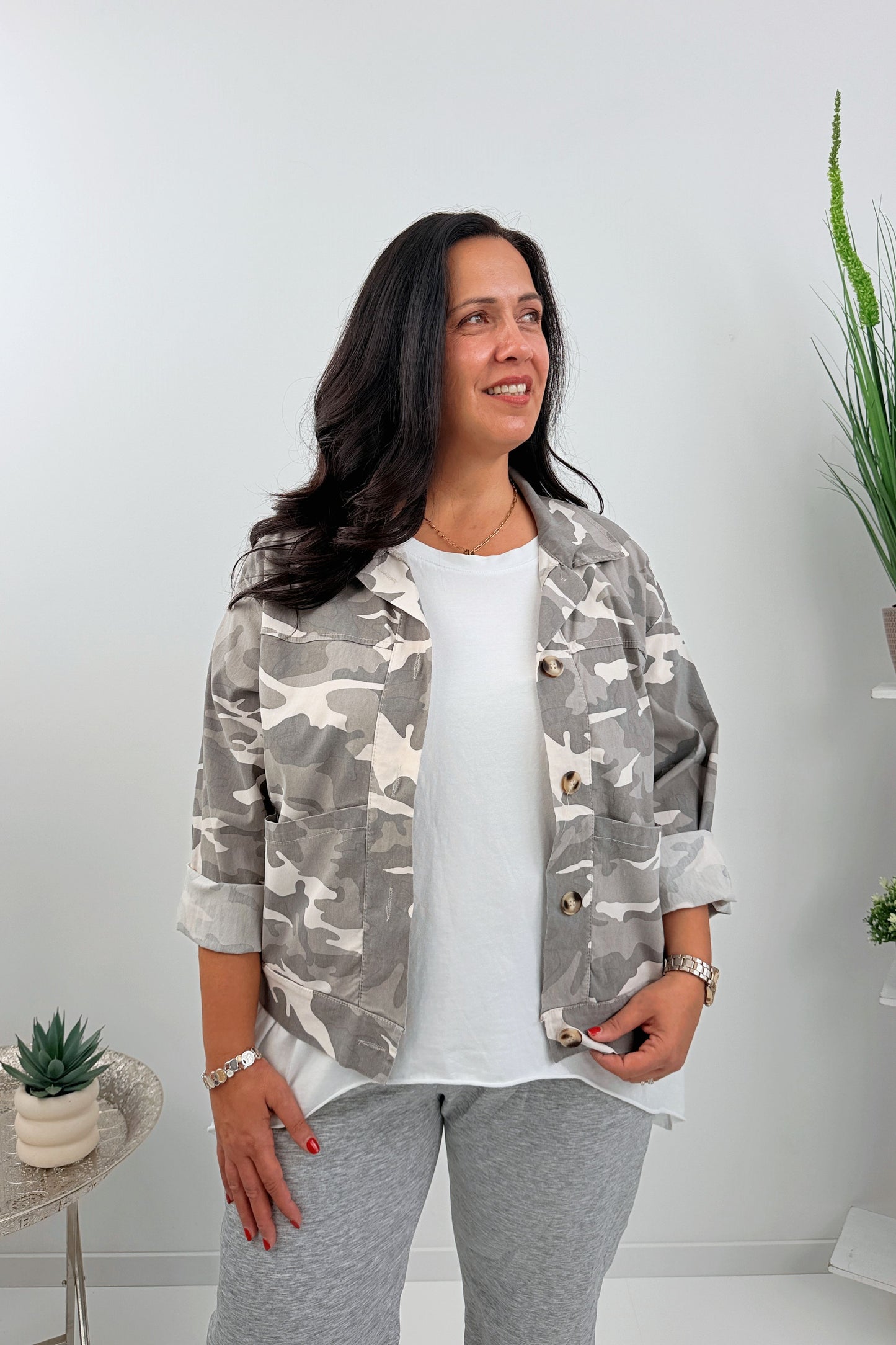 Trendige Jacke im Grau-Camouflage-Design (38-44)