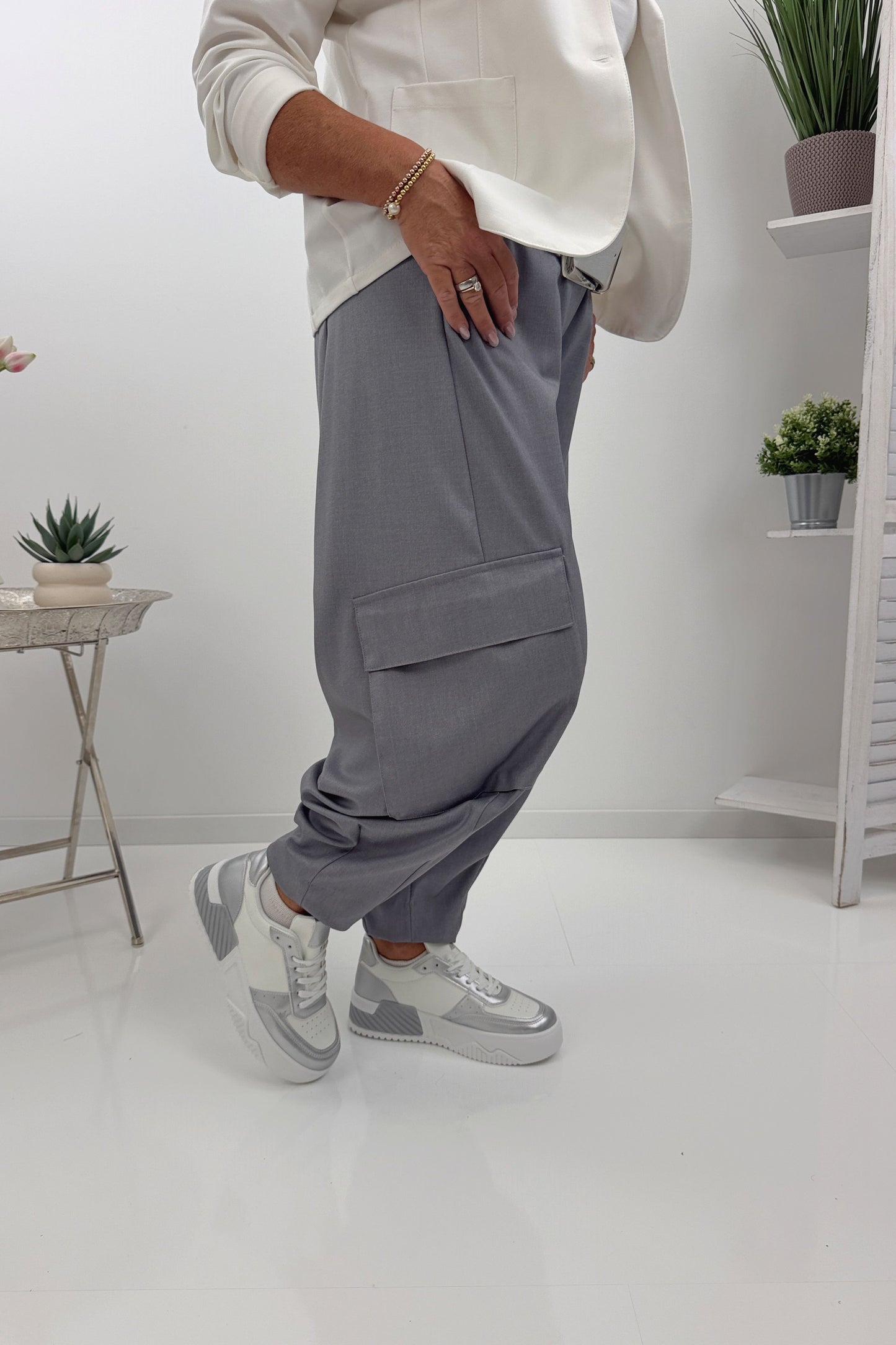 Moderne Hose in Grau (40-42)