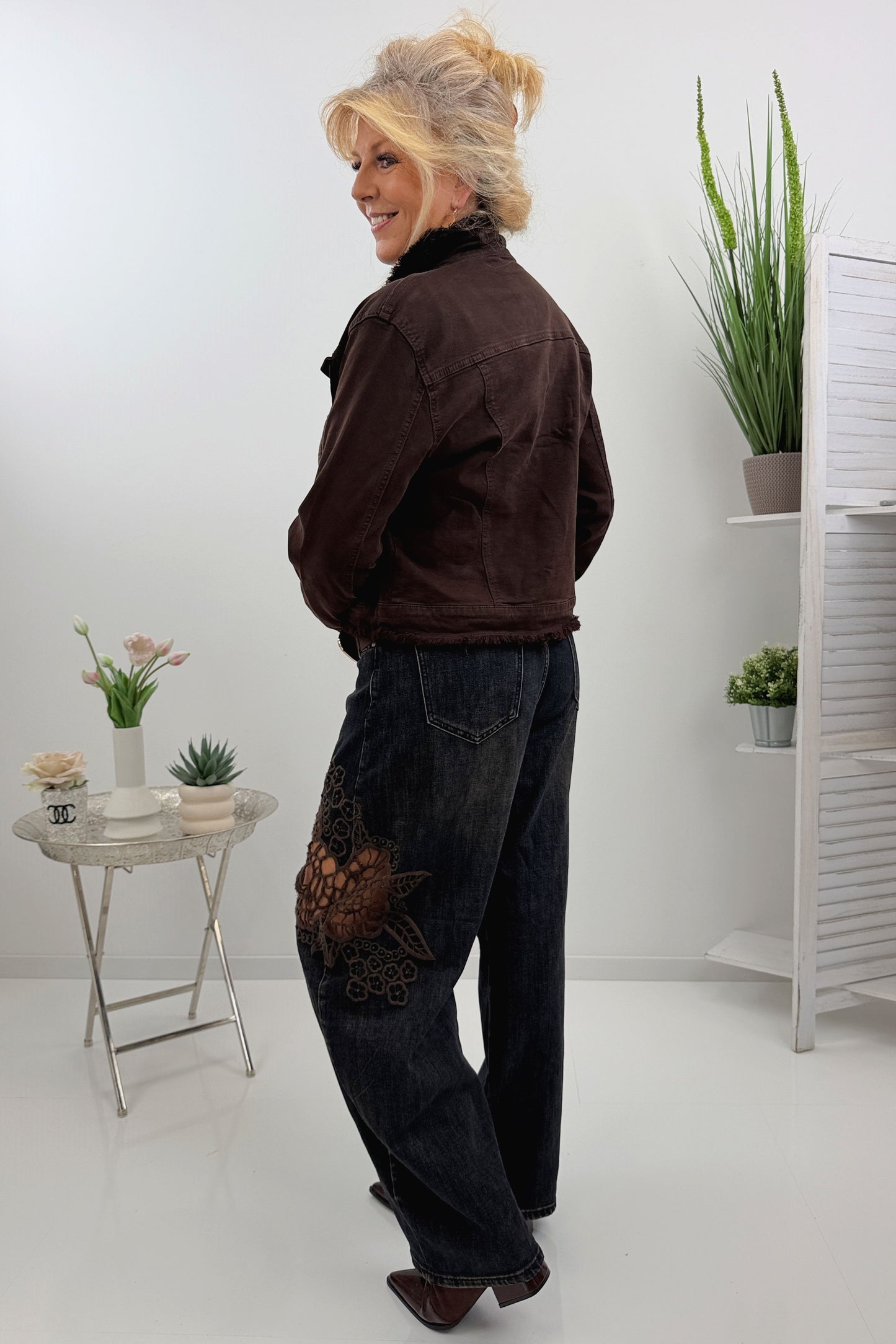 Jeans mit Blumenmotiv in Schwarz und Schokofarben (M-XL)