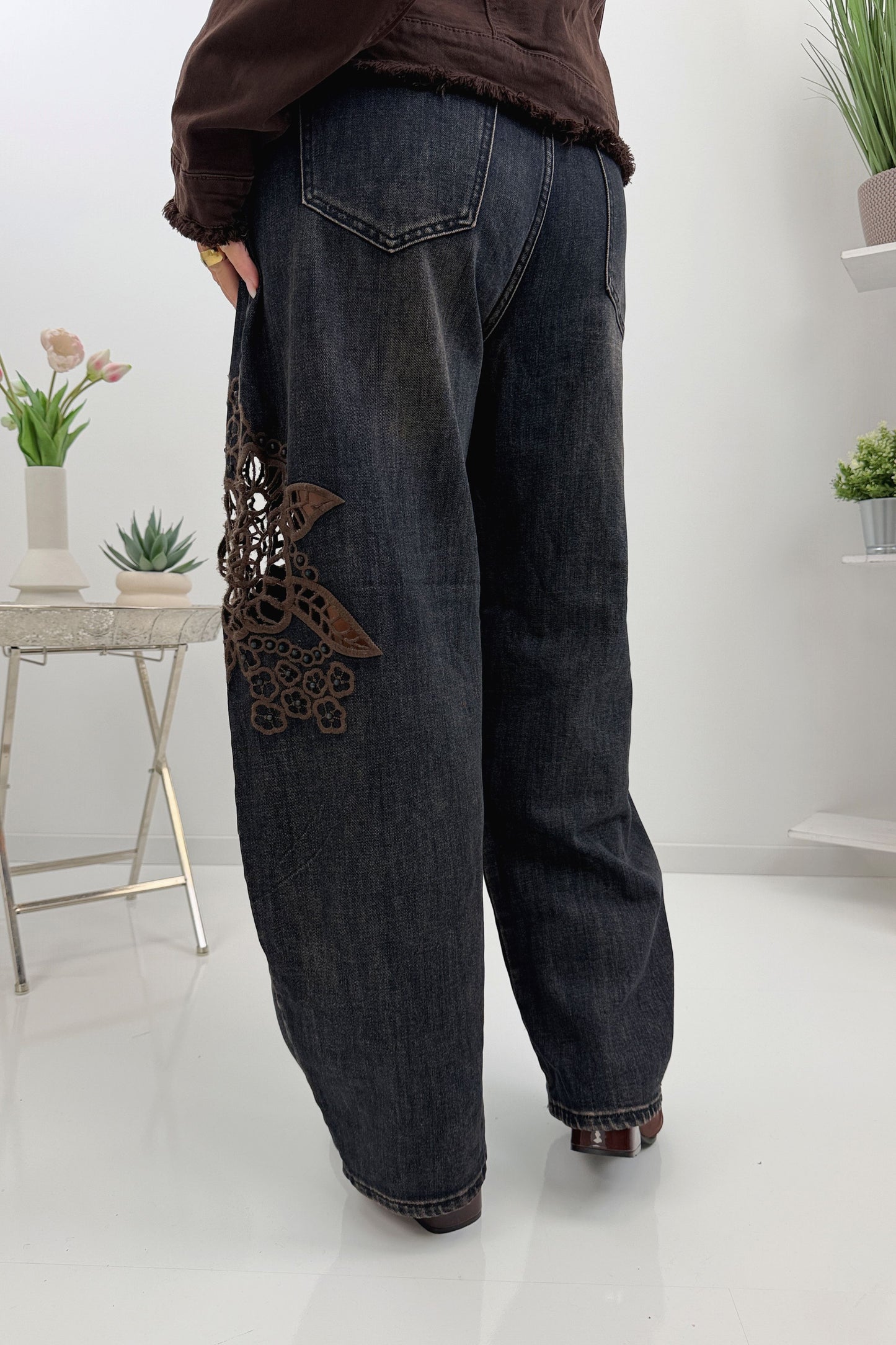 Jeans mit Blumenmotiv in Schwarz und Schokofarben (M-XL)