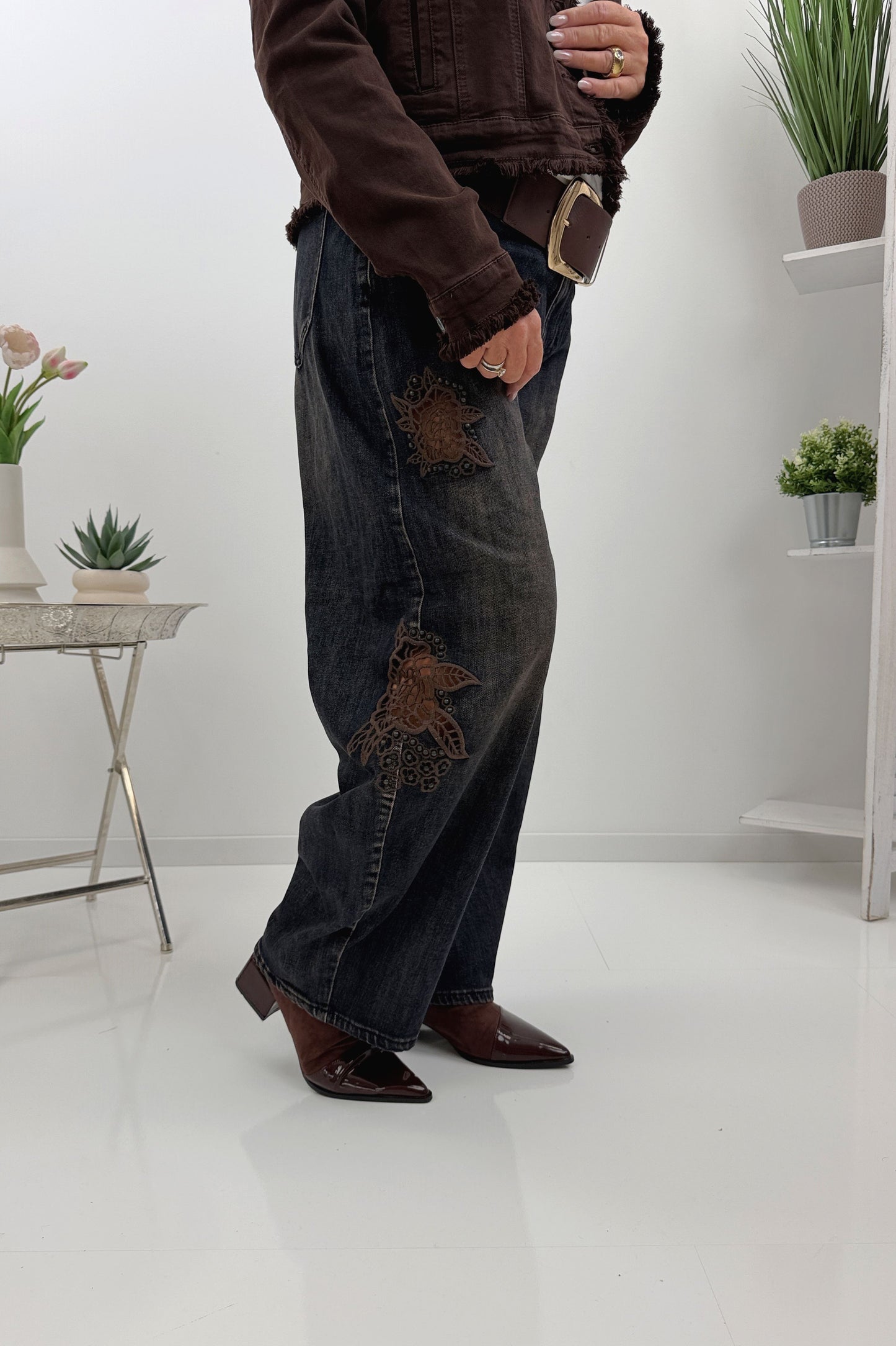Jeans mit Blumenmotiv in Schwarz und Schokofarben (M-XL)