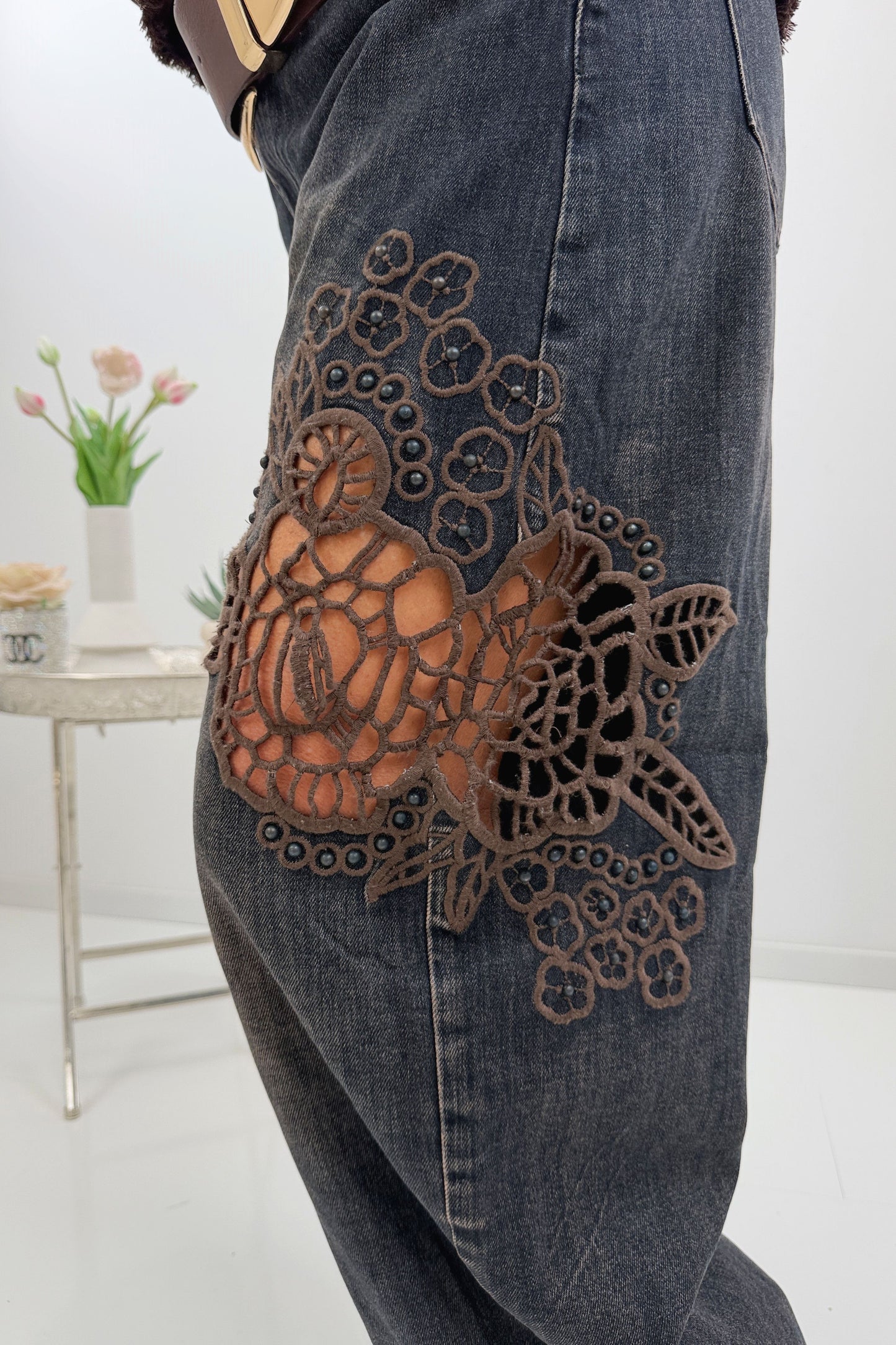 Jeans mit Blumenmotiv in Schwarz und Schokofarben (M-XL)