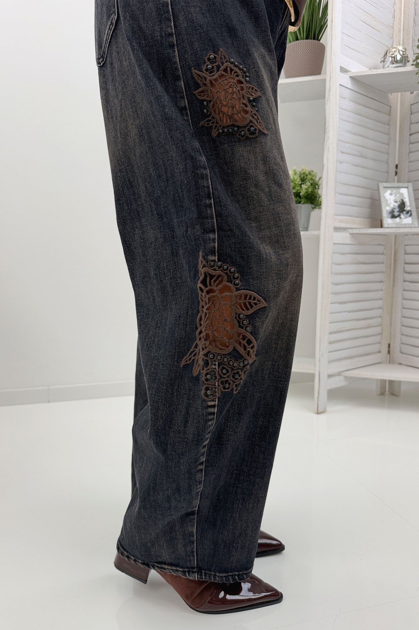 Jeans mit Blumenmotiv in Schwarz und Schokofarben (M-XL)