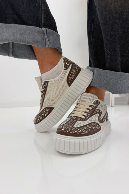 Moderne Sneaker in Weiß Braun mit funkelnden Glitzersteinen
