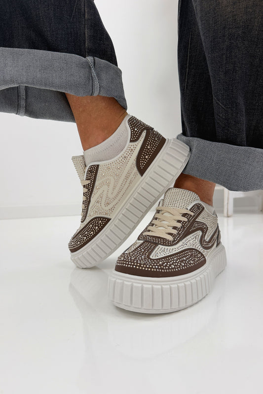 Moderne Sneaker in Weiß Braun mit funkelnden Glitzersteinen