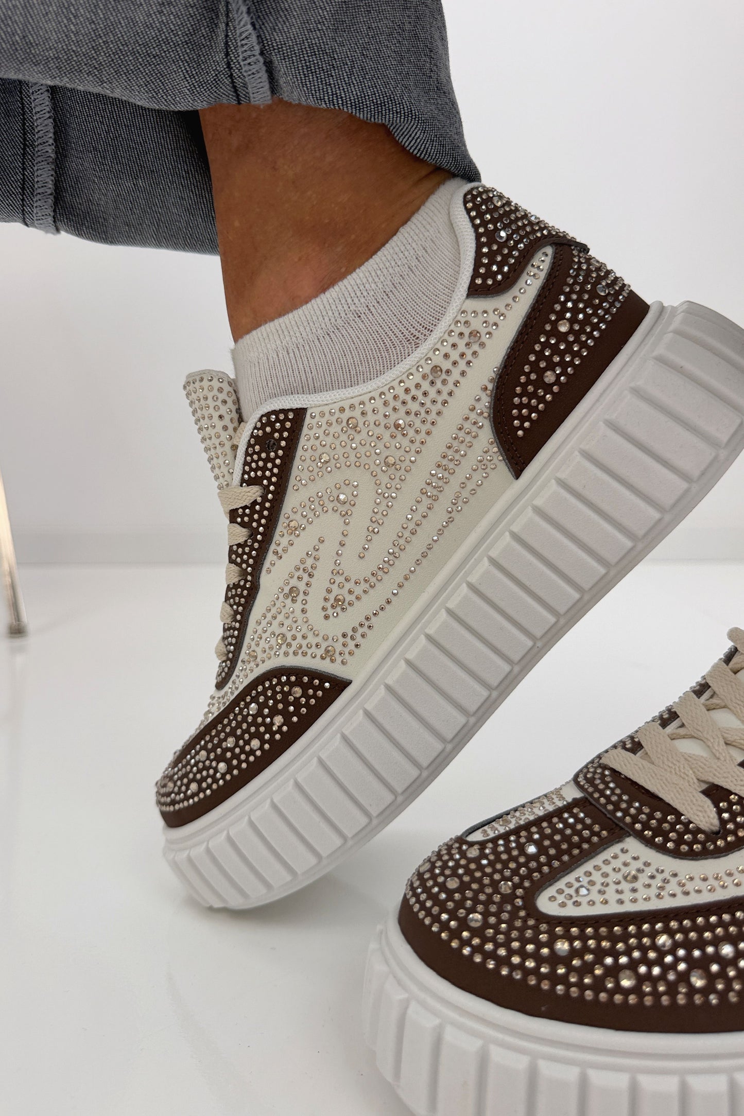 Moderne Sneaker in Weiß Braun mit funkelnden Glitzersteinen