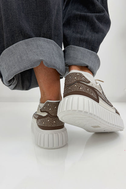 Moderne Sneaker in Weiß Braun mit funkelnden Glitzersteinen
