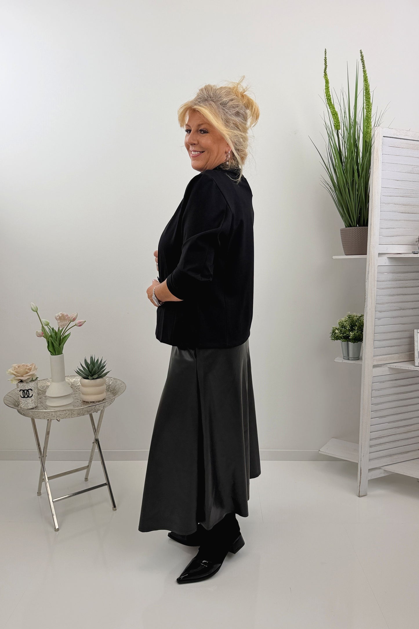 Moderner Lederrock in Schwarz (38-42)