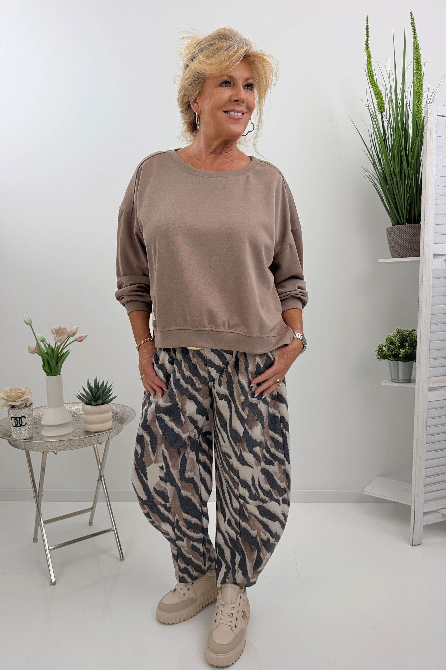 Modernes Sweatshirt in Taupe (38-44)