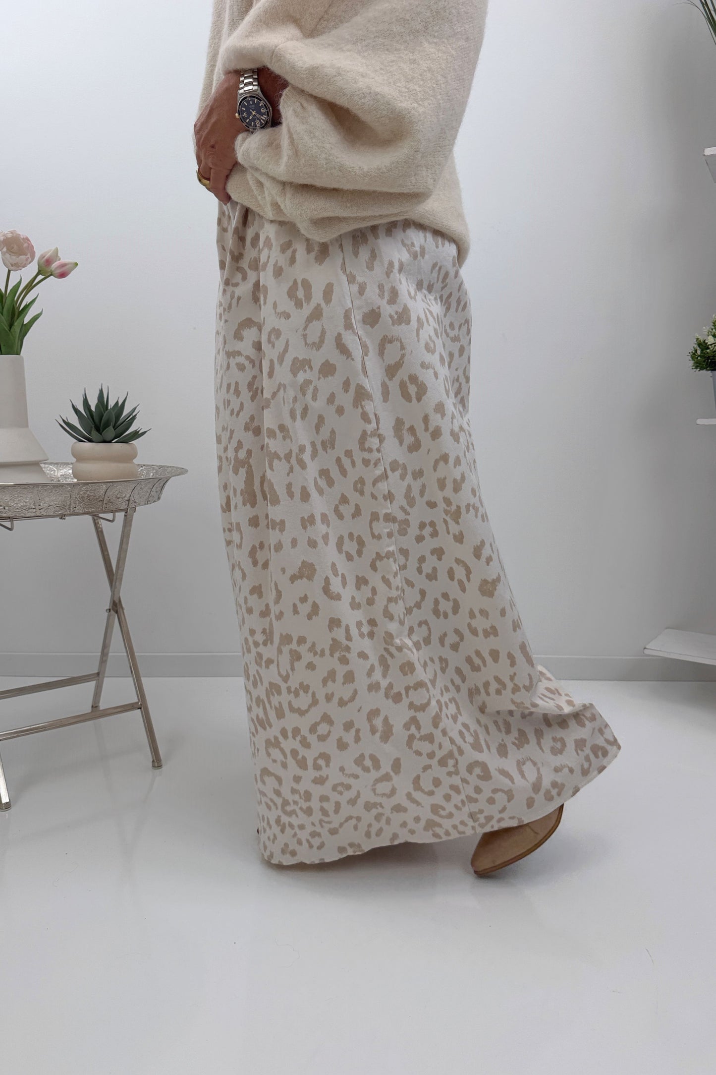 Moderne Palazzohose in Creme-Beige im Leopardenlook (36-40)