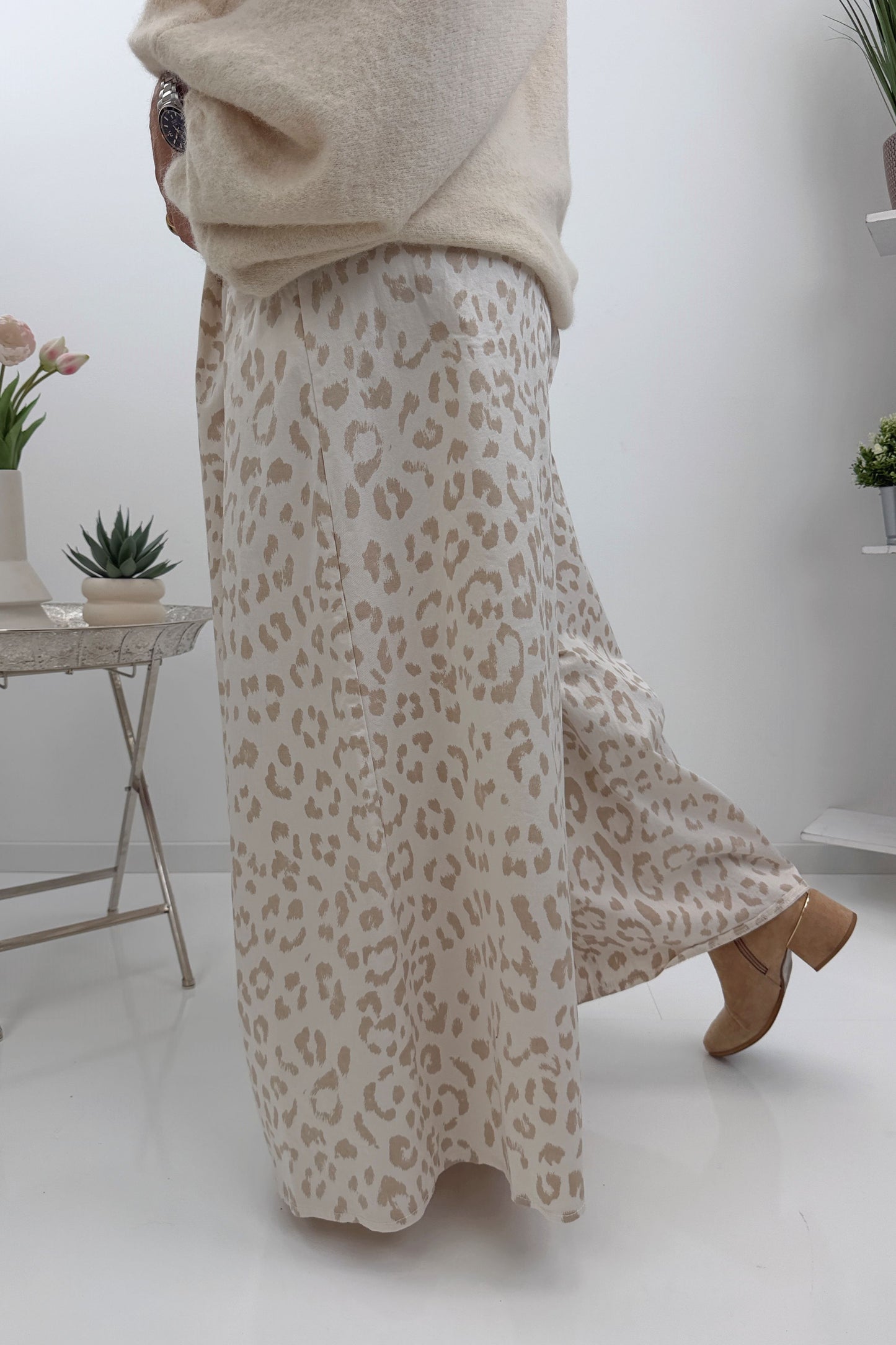 Moderne Palazzohose in Creme-Beige im Leopardenlook (36-40)