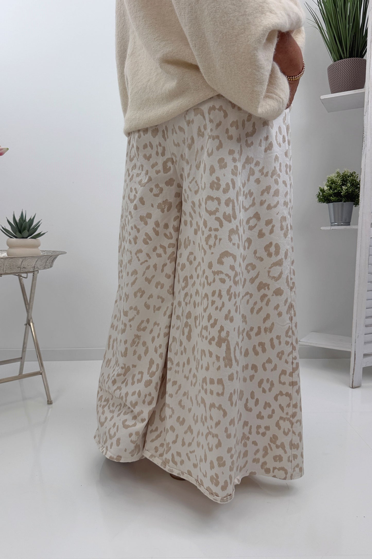 Moderne Palazzohose in Creme-Beige im Leopardenlook (36-40)