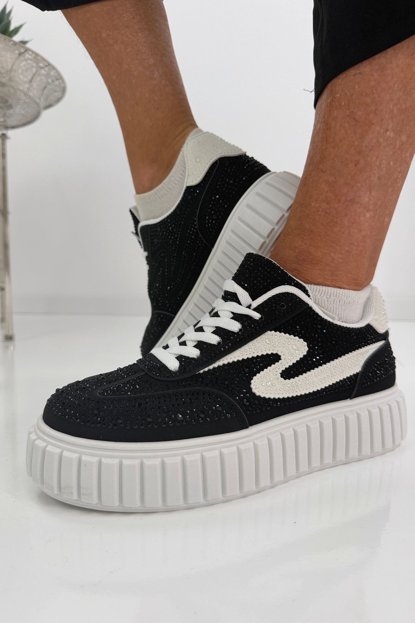 42 Moderne Sneaker in Weiß Schwarz mit funkelnden Glitzersteinen