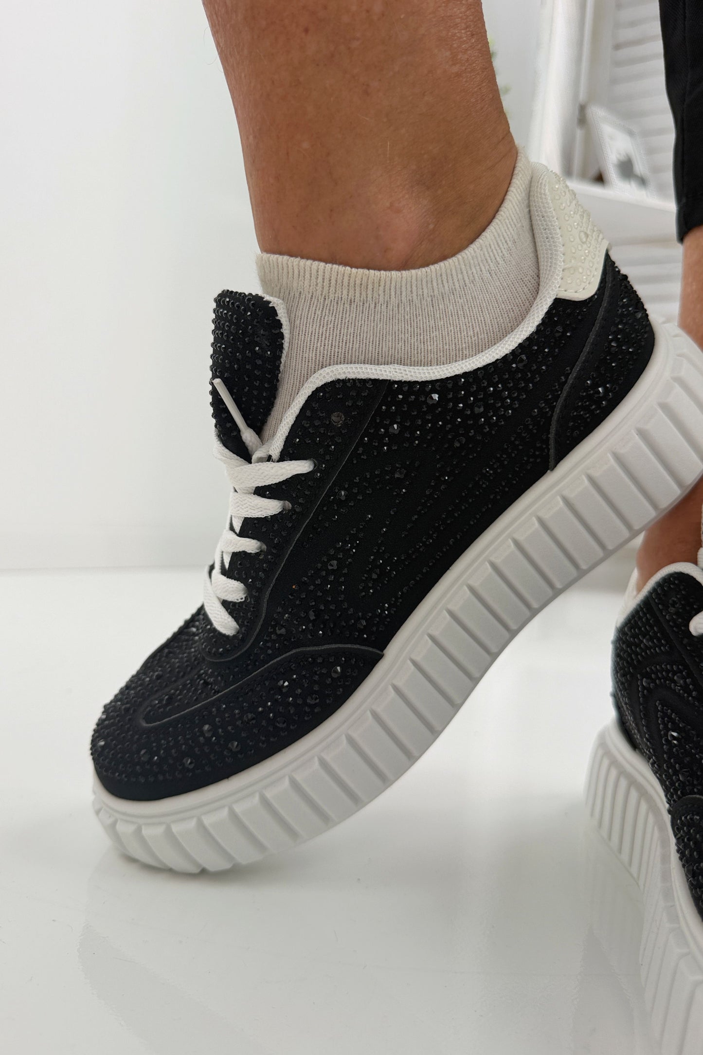 42 Moderne Sneaker in Weiß Schwarz mit funkelnden Glitzersteinen