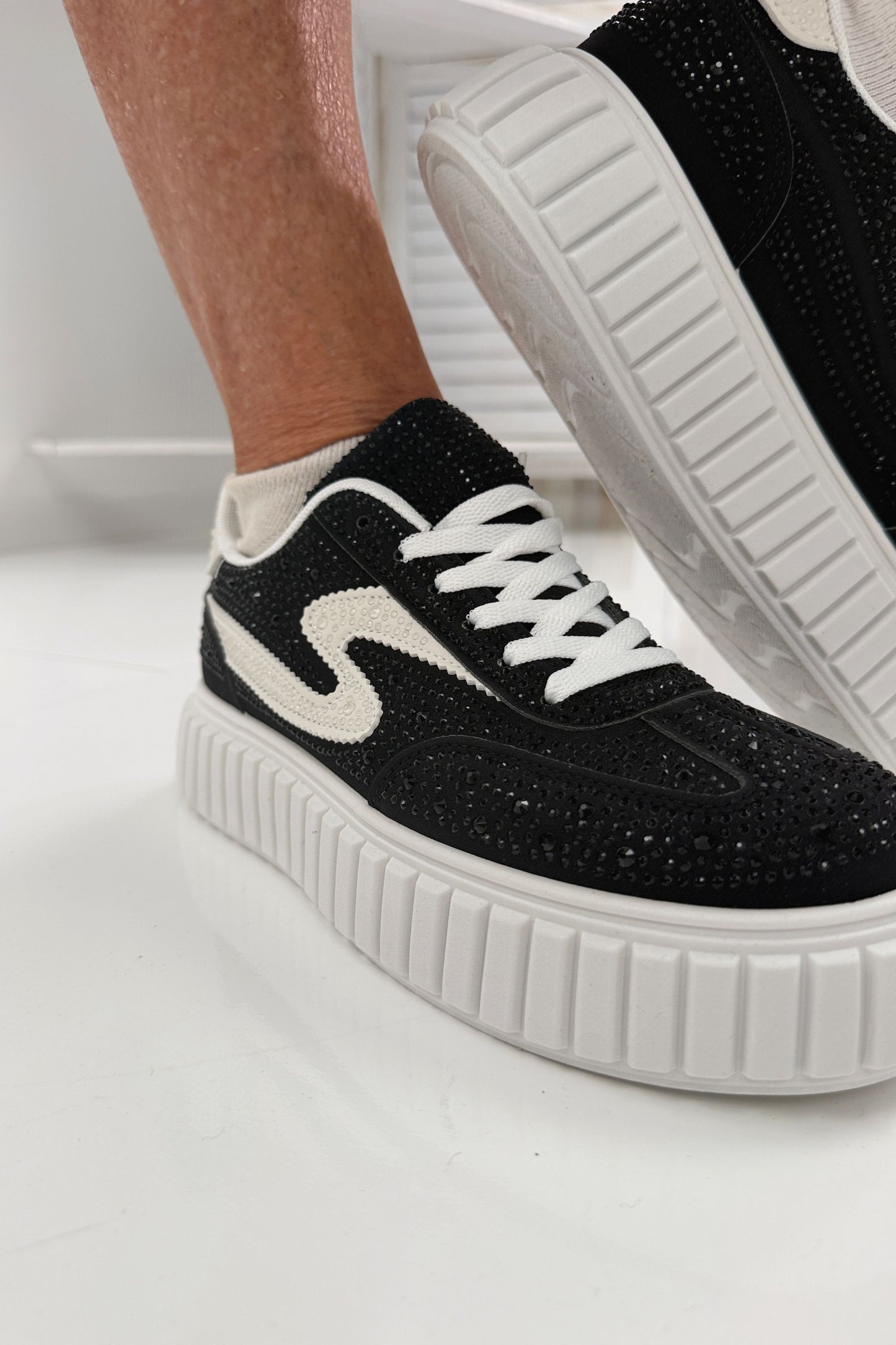 42 Moderne Sneaker in Weiß Schwarz mit funkelnden Glitzersteinen