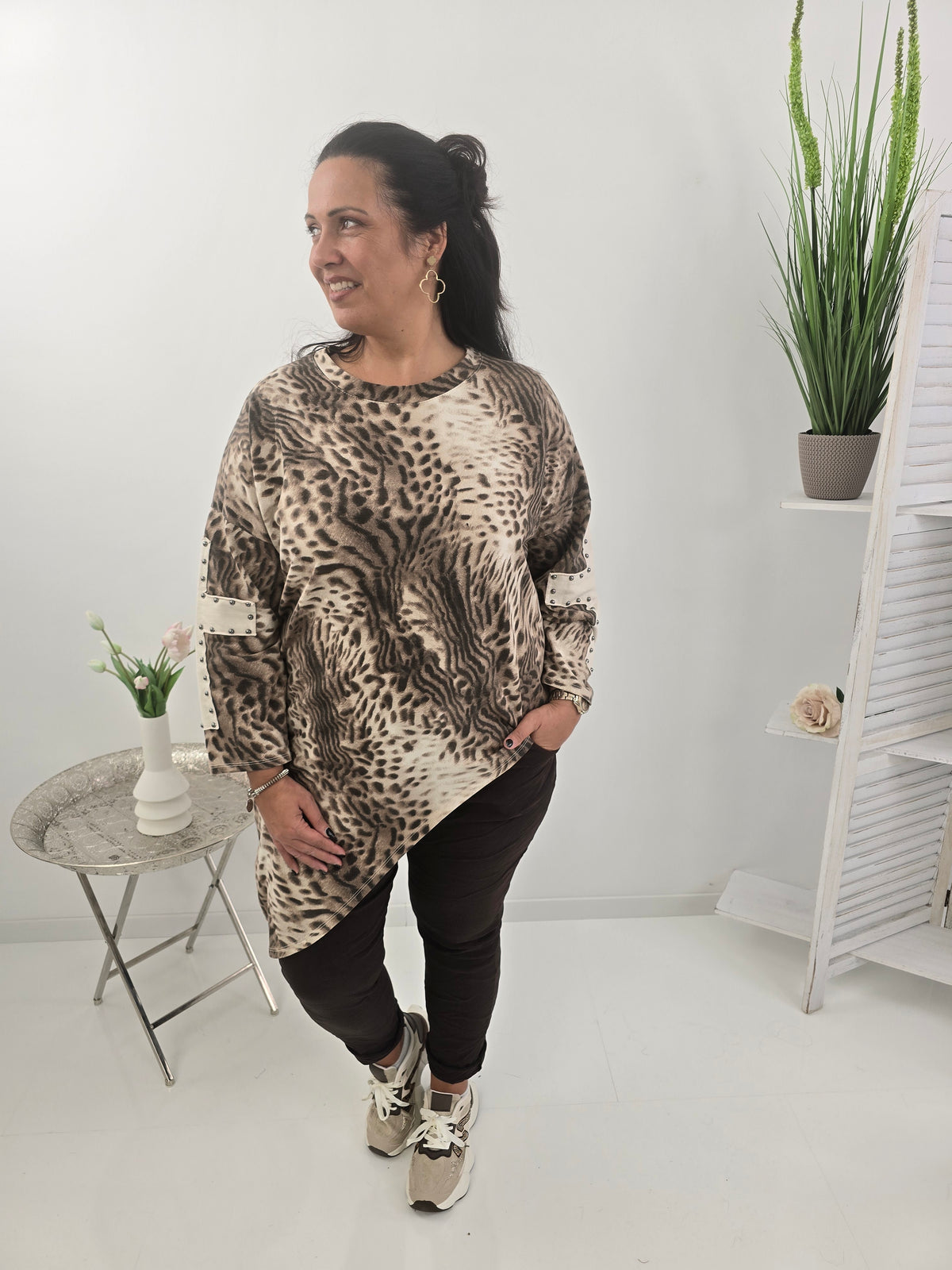 Ausgefallenes Shirt in Beige-Braun mit markantem Tigermuster (42-44)