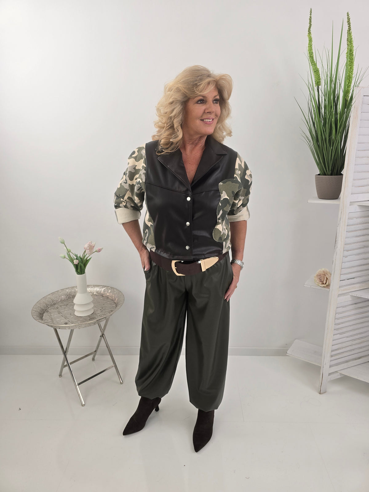 Moderne Jacke in Khaki und Schoko mit besonderem Materialmix (38-42+)