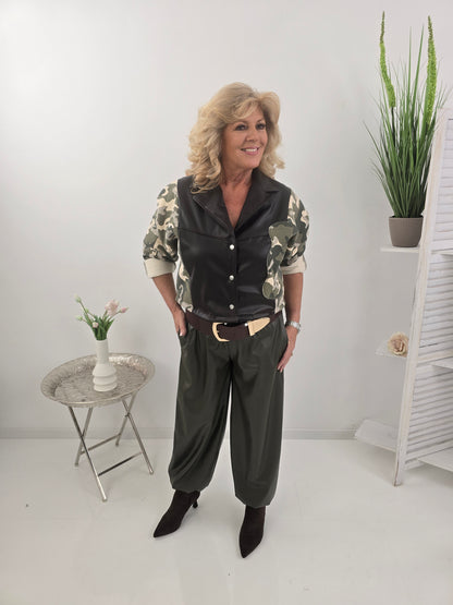 Moderne Hose in Khaki mit markanter PU-Lederoptik (38-42+)