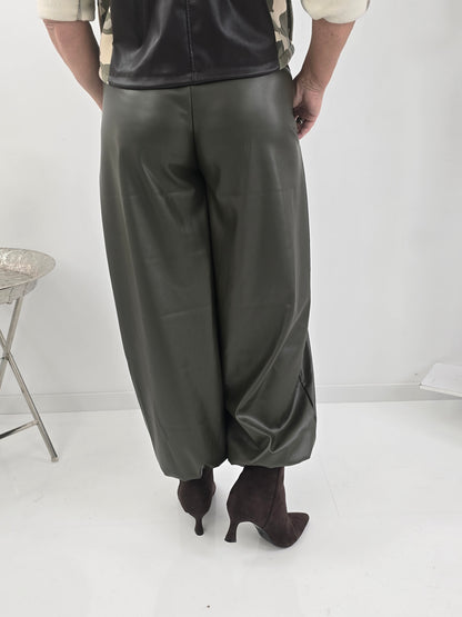 Moderne Hose in Khaki mit markanter PU-Lederoptik (38-42+)