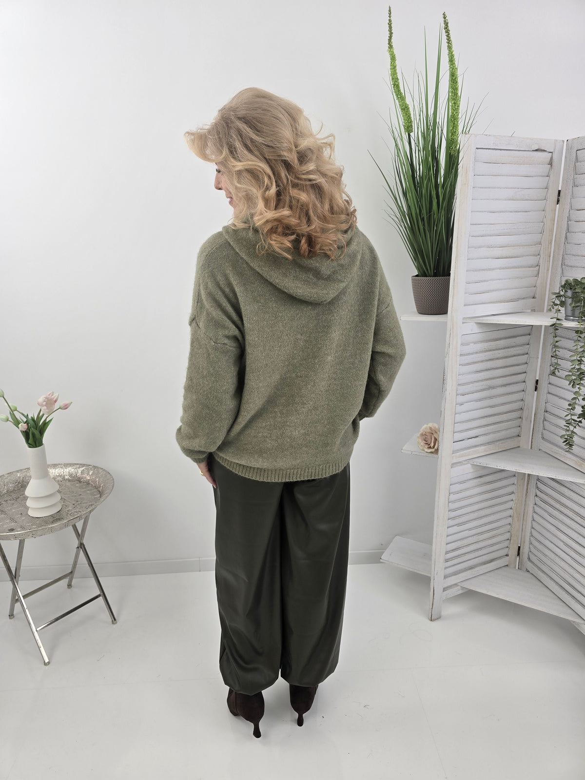 Lässiger Pullover in Khaki mit sportiver Kapuze  (38-44)