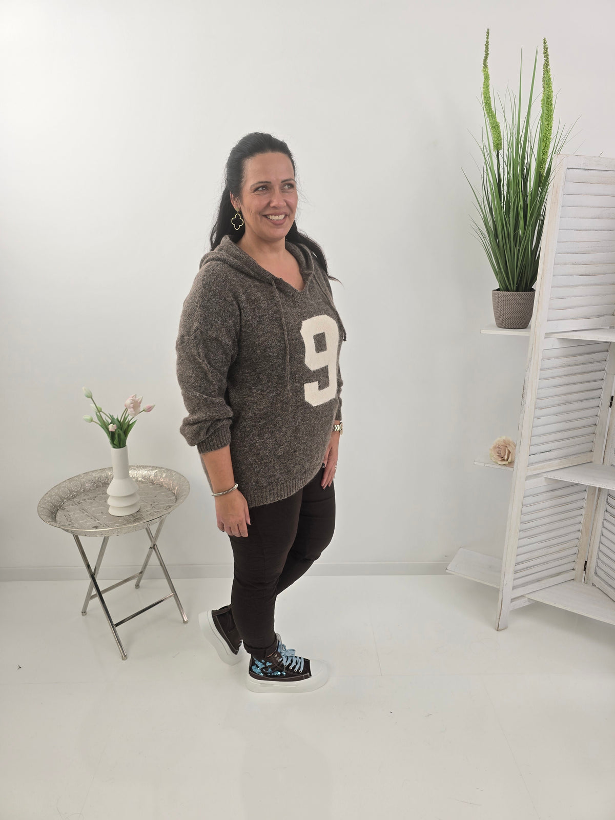 Lässiger Pullover in Schoko mit sportiver Kapuze  (38-44)