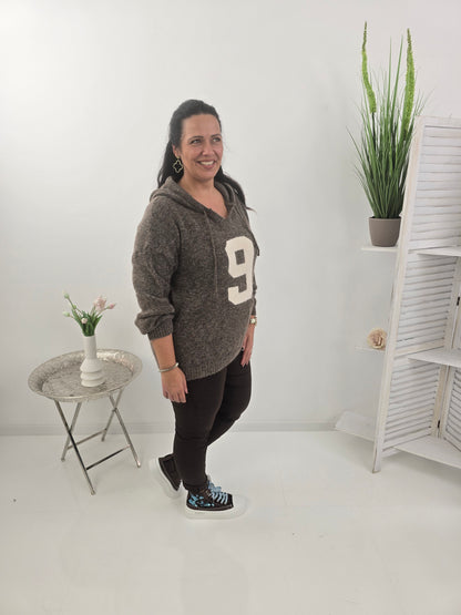 Lässiger Pullover in Schoko mit sportiver Kapuze  (38-44)