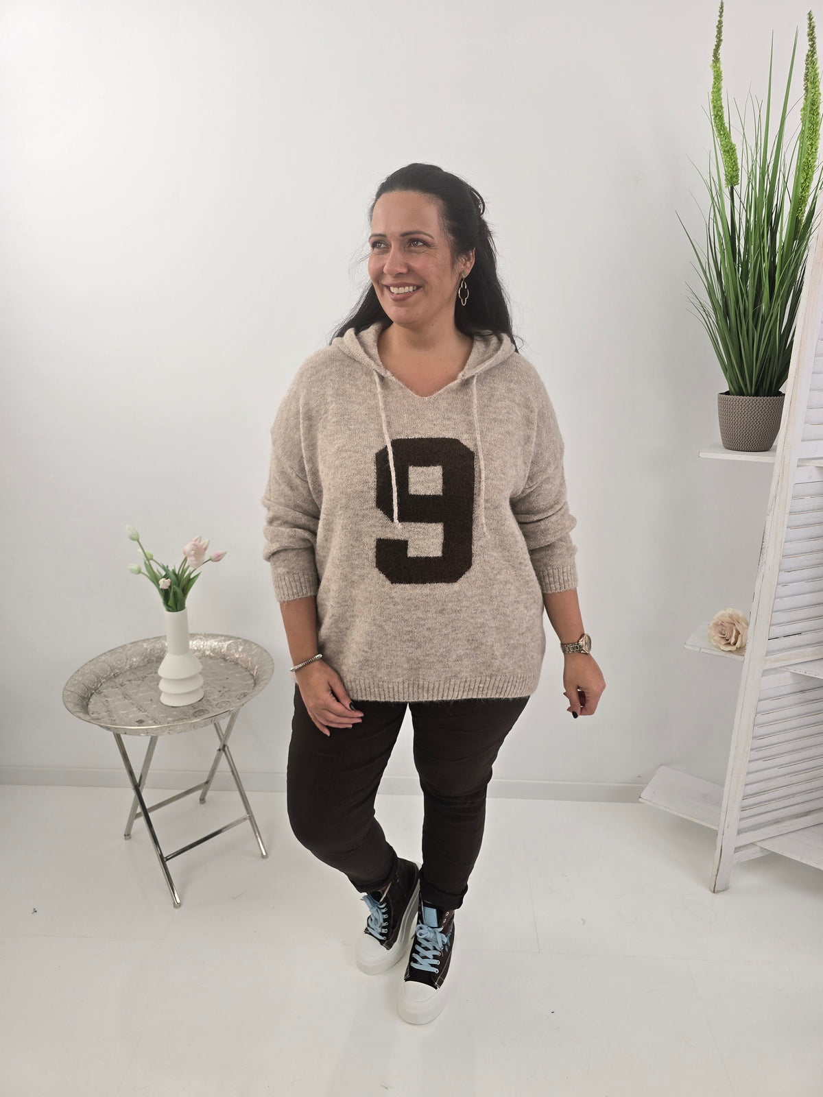 Lässiger Pullover in zeitlosem Sand mit sportiver Kapuze  (38-44)