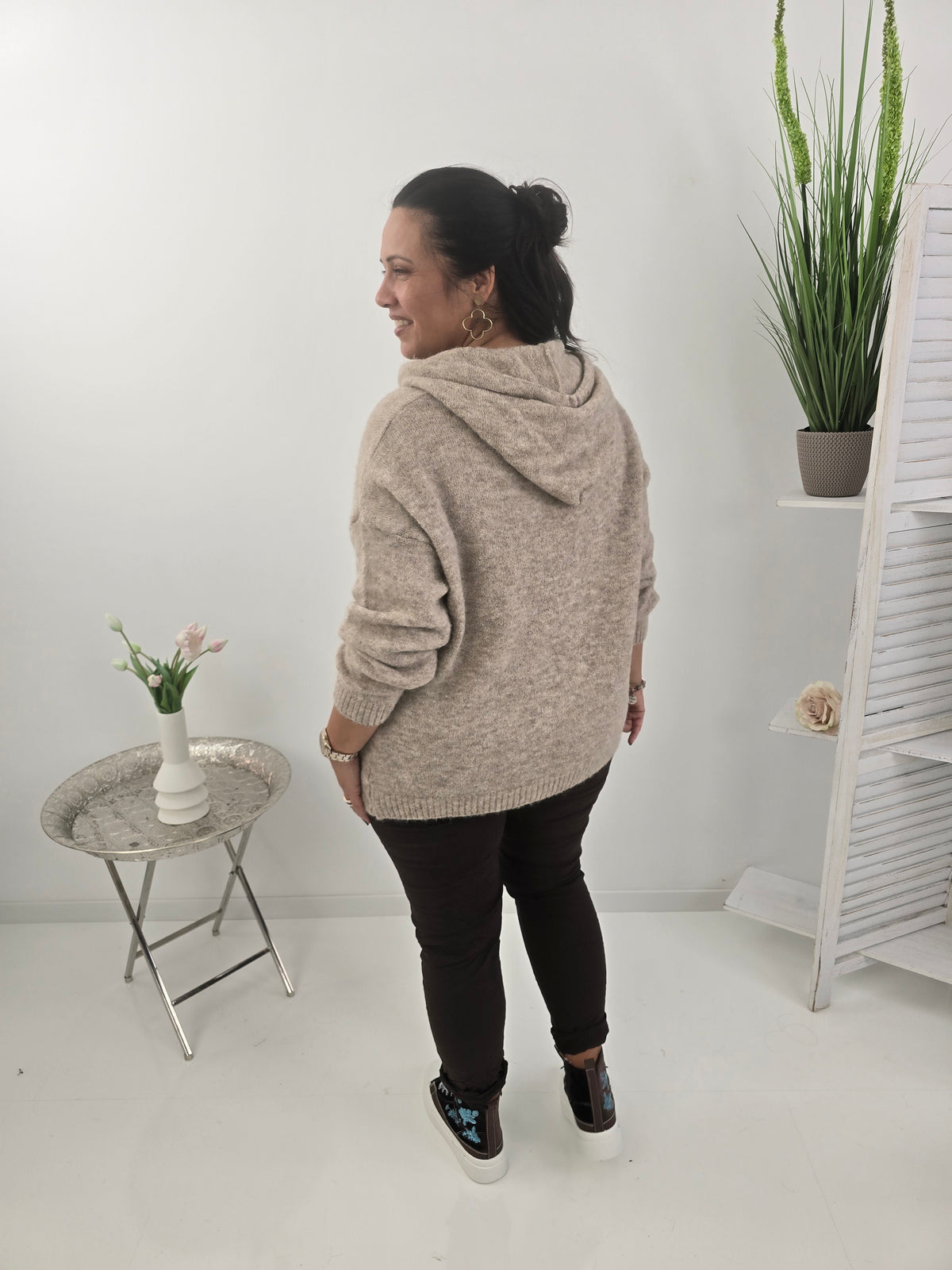 Lässiger Pullover in zeitlosem Sand mit sportiver Kapuze  (38-44)