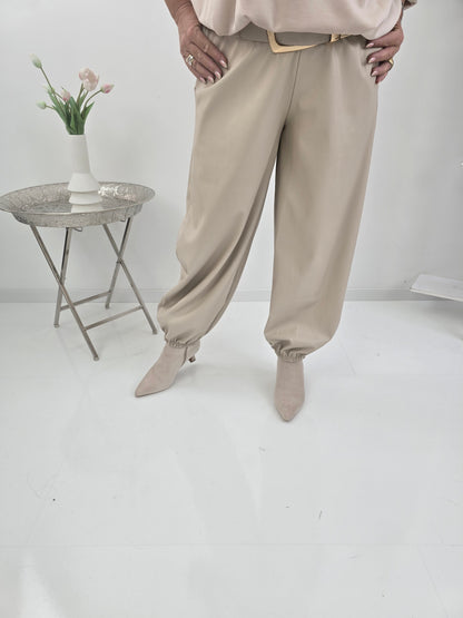 Moderne Hose in Beige mit markanter PU-Lederoptik (38-42+)