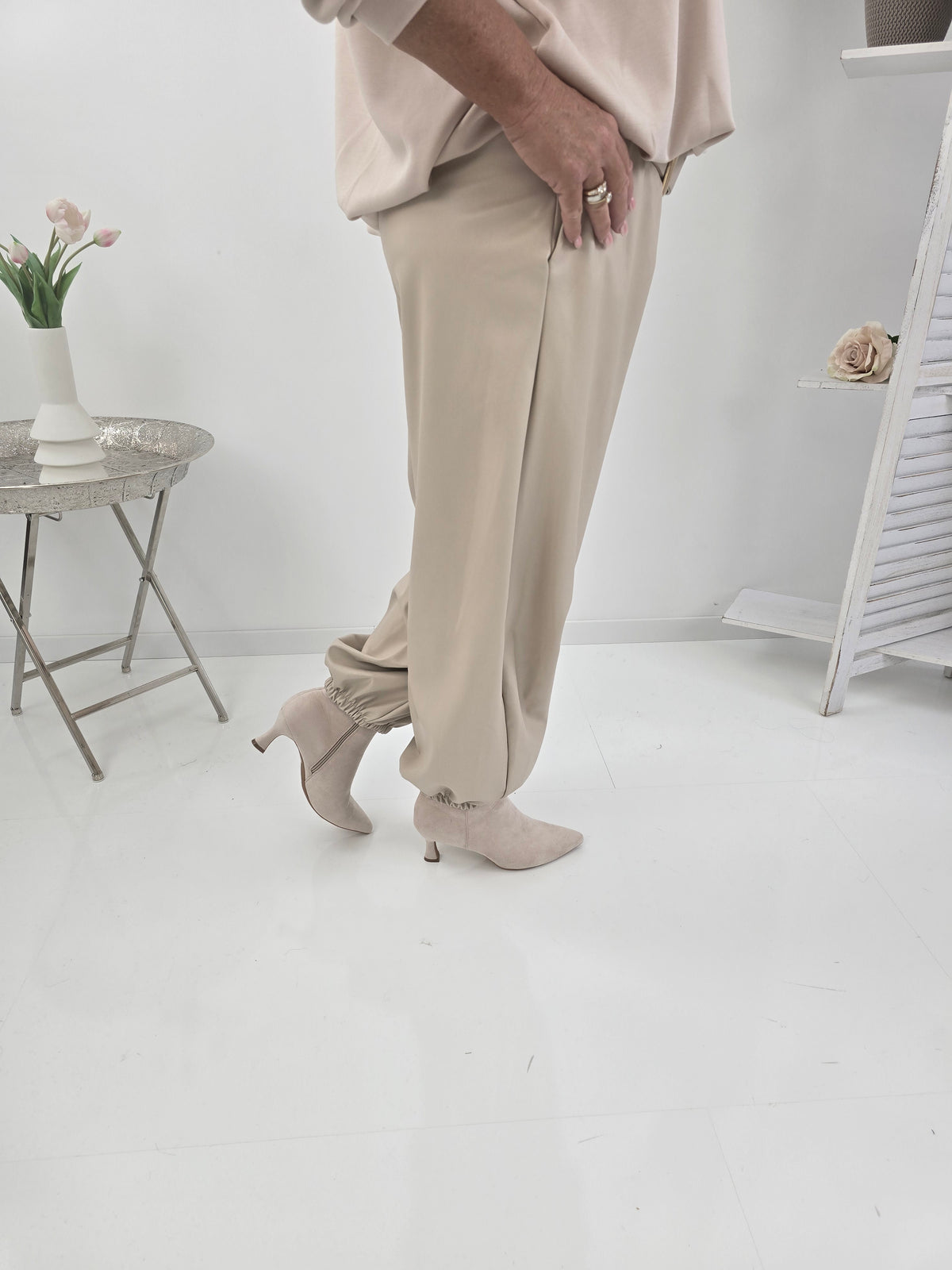 Moderne Hose in Beige mit markanter PU-Lederoptik (38-42+)